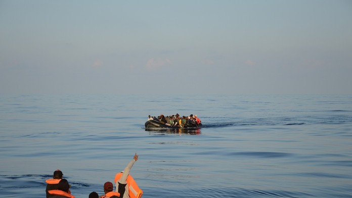 Imigranti prichádzajúci na Lampedusu.