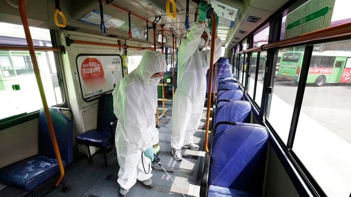 Pracovníci dezinfikujú verejný autobus v Južnej Kórei.