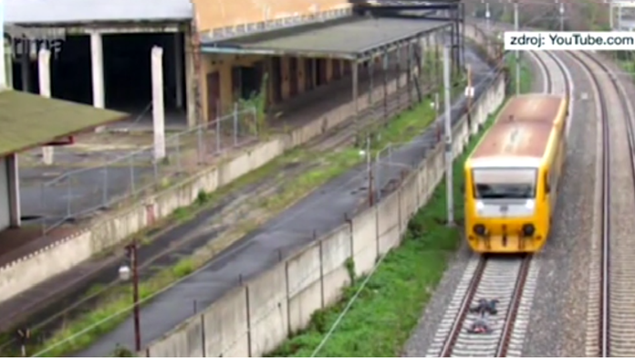 Vlak sa blíži k deťom na koľajniciach