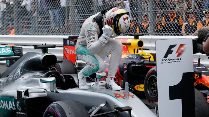 Lewis Hamilton sa teší po triumfe na Veľkej cene Monaka.