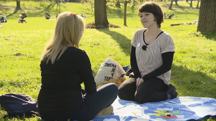 Autorka hry Nina Mikušková s reporérkou magazínu Reflex Dominikou Mičechovou.