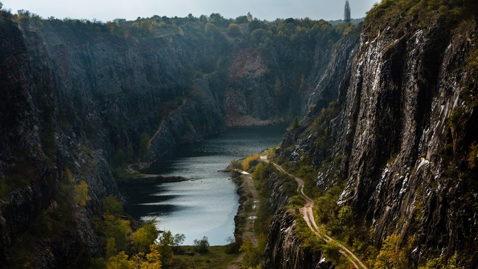 Tragický deň v lome neďaleko Prahy: Kým záchranári oživovali potápača, po páde zo skaly zomrel ďalší muž