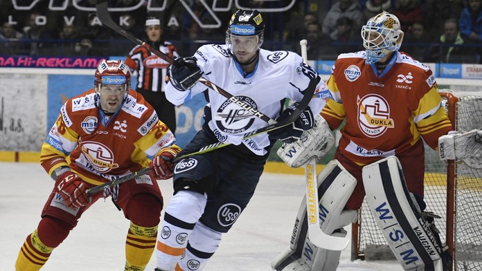 Košičan Petr Kafka (vpravo) v súboji s Radkom Dlouhým z Trenčína v zápase Tipsport ligy.