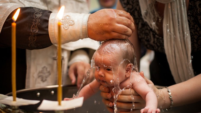 Jedno nesprávne slovo kňaza spôsobilo, že tisícky ľudí absolvovali neplatný krst