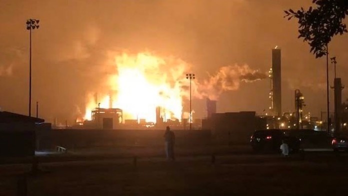 Zľava Lionel Messi a Ansu Fati z Barcelony oslavujú gól proti Granade.