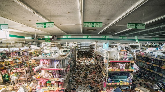 Supermarkety ostali plne zásobené.