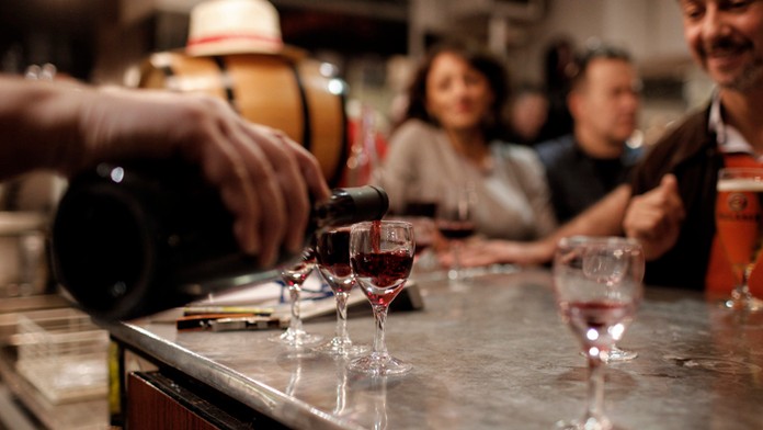 Ľudia ochutnávajú víno Beaujolais Nouveau vo francúzskom Lyone.