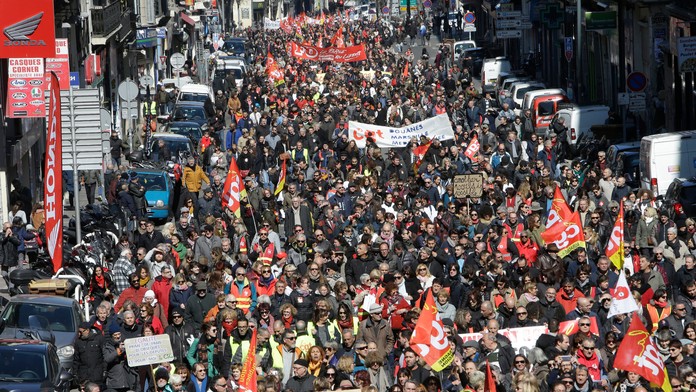 Tisíce železničiarov, pracovníkov mestskej dopravy, ale aj učitelia štrajkujú po celom Francúzsku proti vládnym reformám.