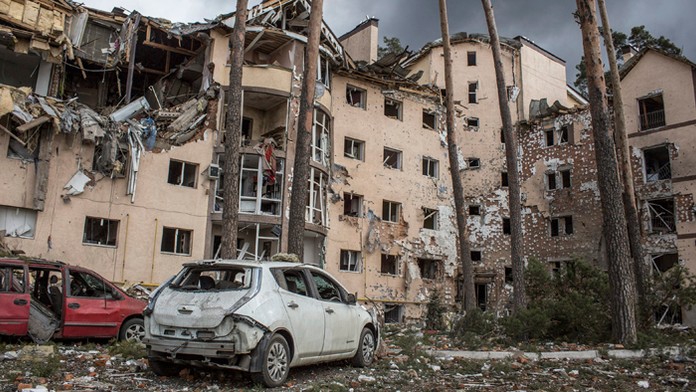 Poškodená obytná budova po ruskom ostreľovaní mesta Irpin