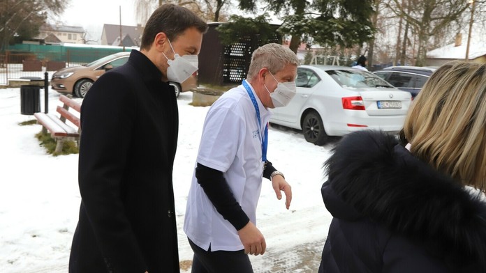 Minister zdravotníctva a premiéra prichádzajú do očkovacieho centra.