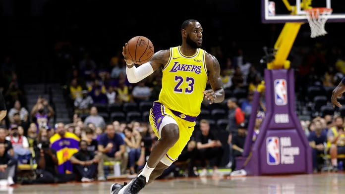 LeBron James v drese LA Lakers počas zápasu proti Denver Nuggets..jpg