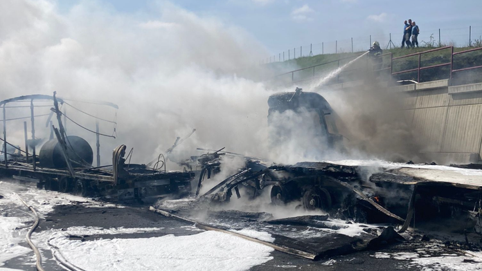 Hasiči zasahujú pri nehode pred tunelom Branisko.