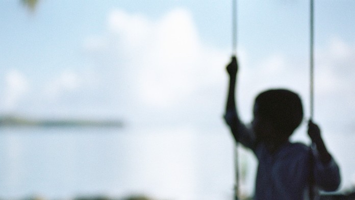 Chlapec na hojdačke.