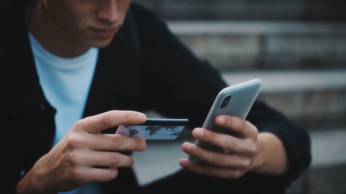 Online nákup, bankomatová karta, nakupovanie (ilustračná snímka)