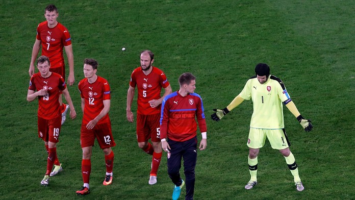 Český brankár Petr Čech (vpravo) smúti so spoluhráčmi po dvojgólovej porážke s Tureckom na ME.