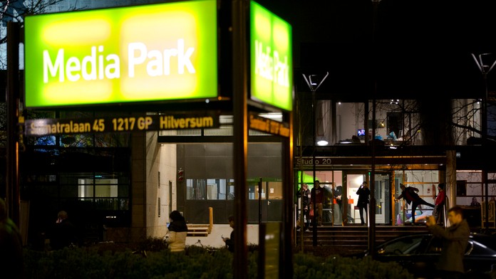 Muž oháňajúci sa pištoľou vtrhol dnes do štúdií verejnoprávnej holandskej televíznej stanice NOS.