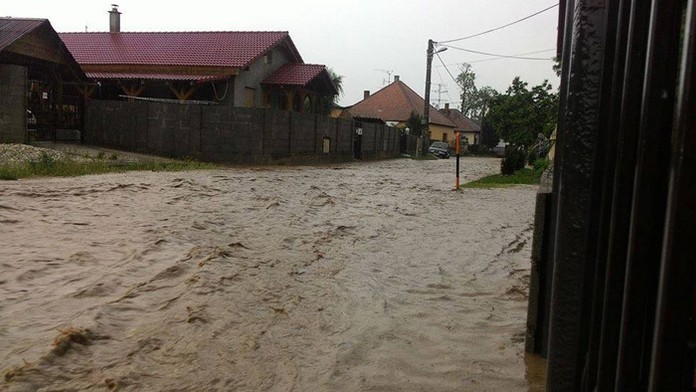 Potopa. Voda zaplavila obec Svätý Peter