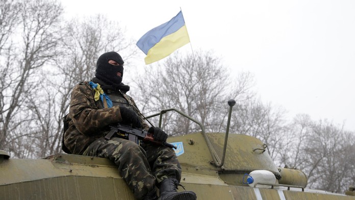 Ukrajinský vojak sedí na obrnenom vozidle na stanovišti pri ceste medzi mestami Debaľcevo a Artemivsk.