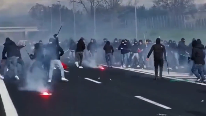 VIDEO: Hromadná bitka na diaľnici, fanúšikovia AS Rím a Neapolu už spoznali trest