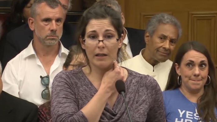 Joanna Overholtová na súde demonštruje magnetizmus.