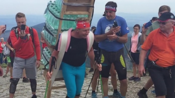 Slovenský horský nosič Vladimír Hyžnay na Snežku vyniesol náklad s váhou 165,5 kilogramov.