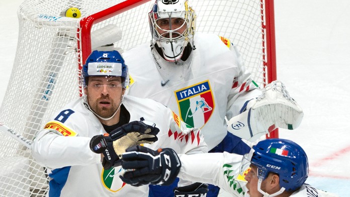 Hráči Bostonu oslavujú triumf vo finále konferencie proti Caroline.