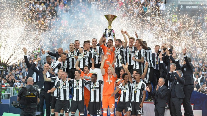 Hráči Juventusu Turín s ligovým pohárom Serie A.