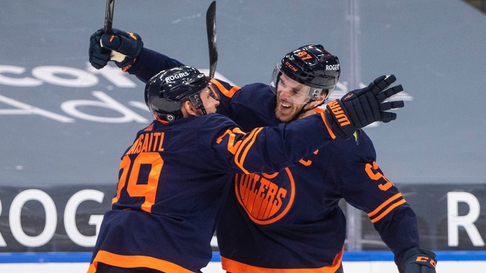 Connor McDavid oslavuje stý bod s Leonom Draisaitlom.