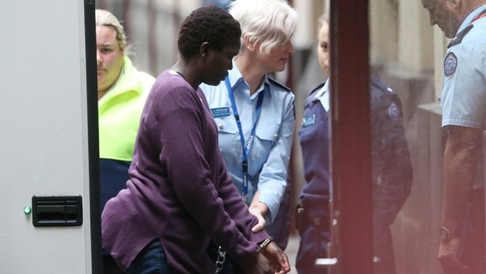 Akon Guodeovú vedú na súd.