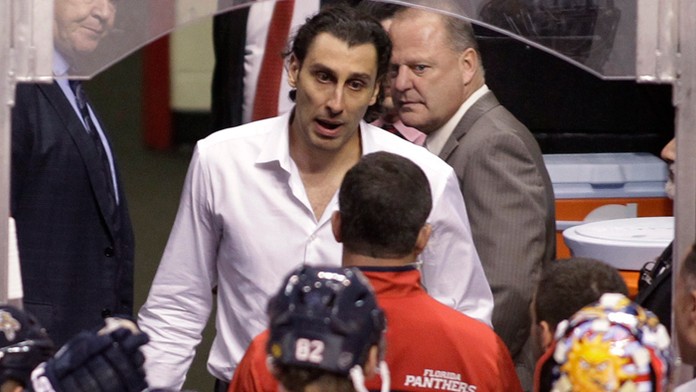 Zranený brankár Floridy Panthers Roberto Luongo (uprostred) sa rozpráva s fyzioterapeutom Daveom Zenobim.