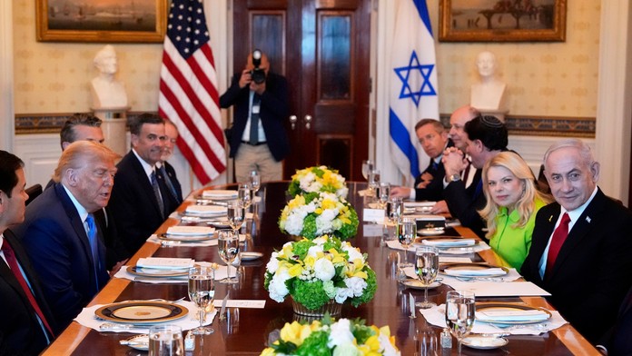 Americký prezident Donald Trump (druhý vľavo) a izraelský premiér Benjamin Netanjahu (vpravo) počas stretnutia v Modrej miestnosti Bieleho domu vo Washingtone.