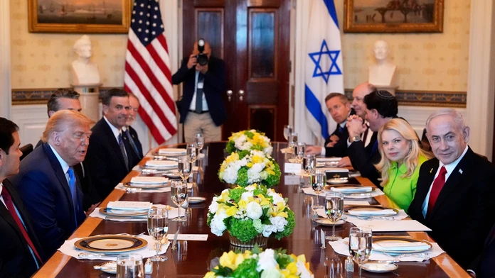 Americký prezident Donald Trump (druhý vľavo) a izraelský premiér Benjamin Netanjahu (vpravo) počas stretnutia v Modrej miestnosti Bieleho domu vo Washingtone.