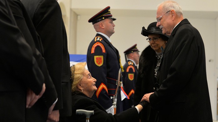 Exprezident Ivan Gašparovič kondoluje Emílii Kováčovej.