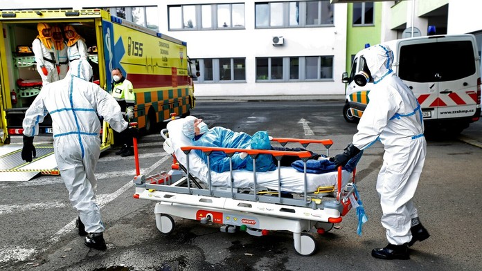 Záchranári v Českej Lípe s covid pacientom.