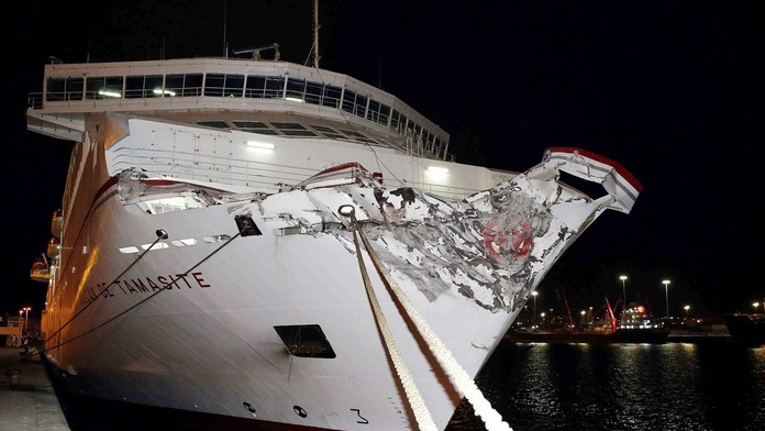 Havarovaný trajekt na Kanárskych ostrovoch.