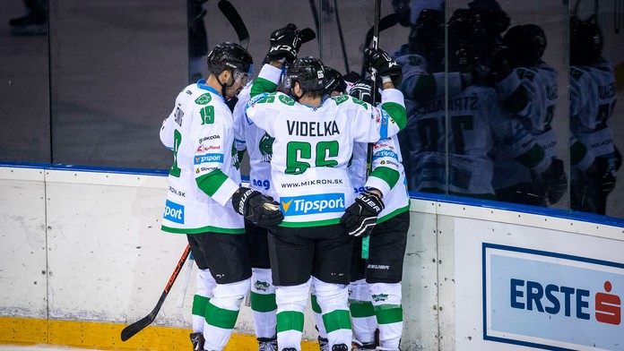 Novozámčania sa tešia z gólu na ľade Miškovca.