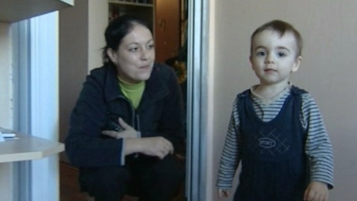 S dieťaťom v plesnivom byte 