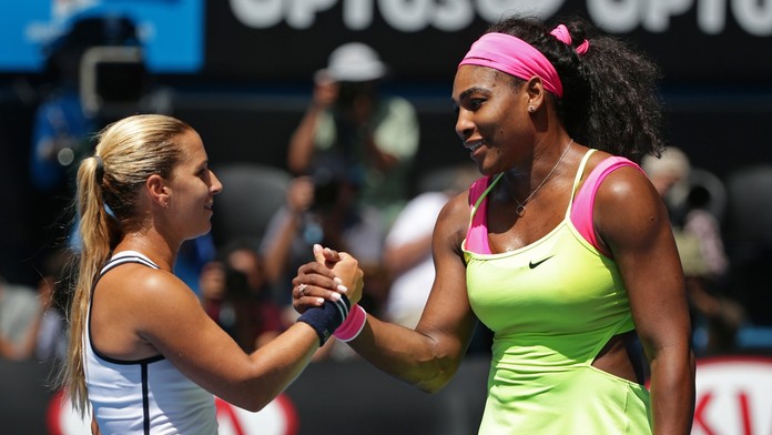 Dominika Cibulková a Serena Williamsová počas Australian Open 2015.
