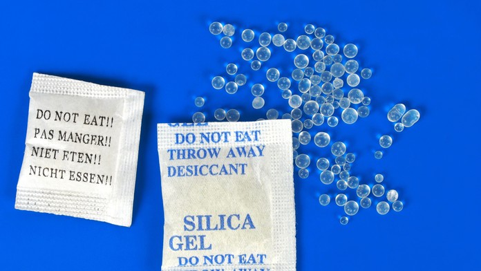 Vrecúška so silikagélom.