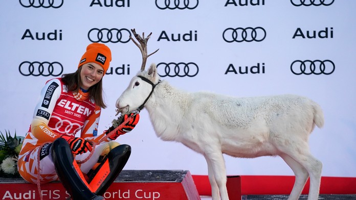 Na snímke Petra Vlhová oslavuje so sobíkom na pódiu triumf v slalome žien v Levi.