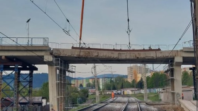 Na snímke poškodený most v Poprade.