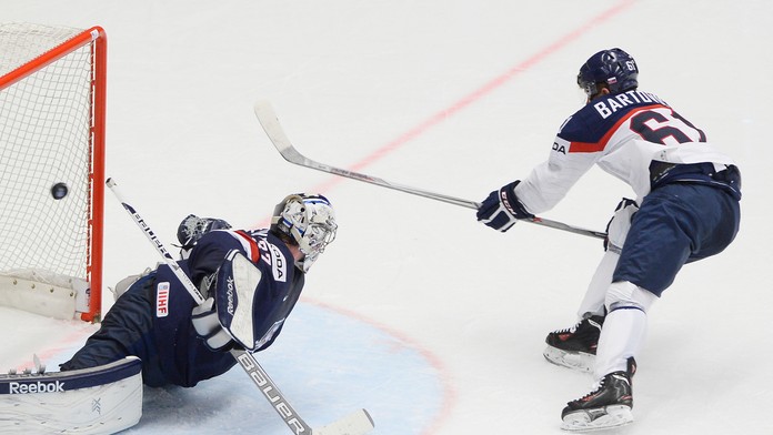 Zprava Milan Bartovič (Slovensko) a brankár Connor Hellebuyck 