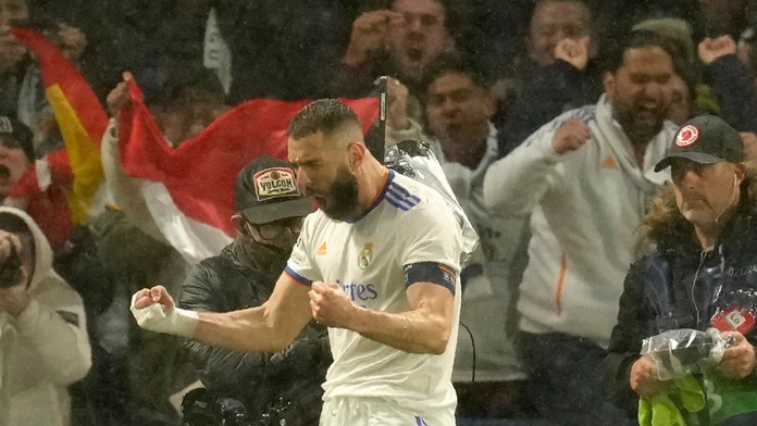 Benzema hetrikom zostrelil Chelsea na jej pôde, v prvom zápase štvrťfinále LM prehral aj Bayern