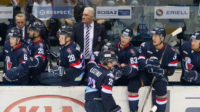Striedačka Slovana Bratislava s koučom Milošom Říhom v zápase KHL proti Medveščaku.