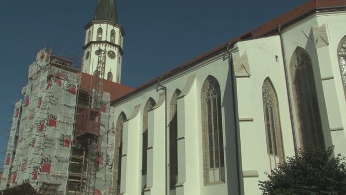 Mesto opravuje budovy.