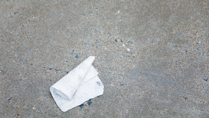 Muž našiel papier a chcel ho vyhodiť. Keď ho obrátil, zistil, že ide o bankovú zmenku na astronomickú sumu