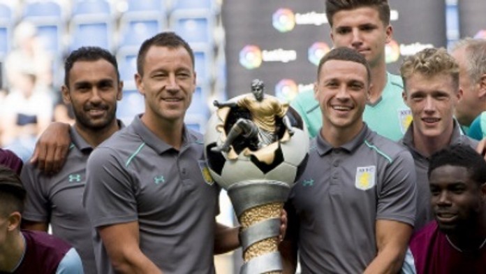 John Terry a James Chester s trofejou pre víťaza Cup of Traditions.