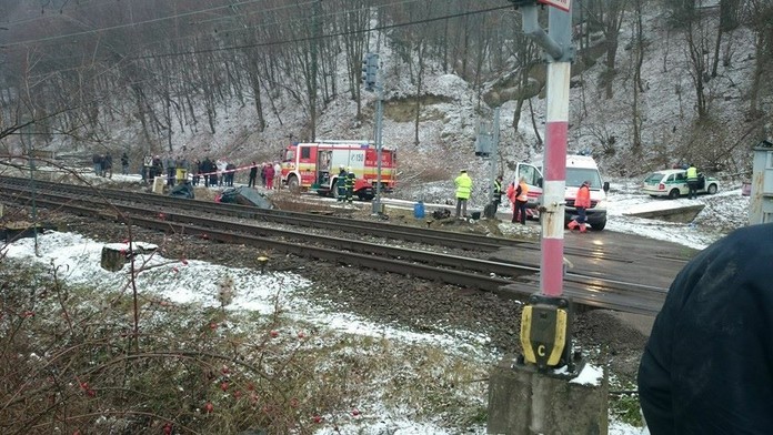 Nehoda osobného auta s vlakom pri Púchove.