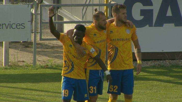 Hráči Pohronia oslavujú gól proti Michalovciam - zľava Ladji, Lačný a Pajer.