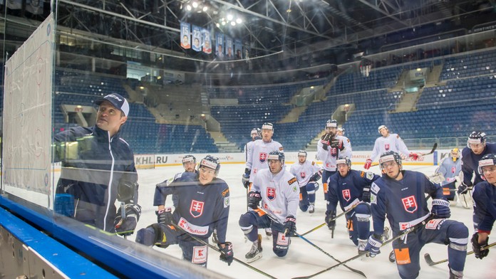 Na snímke vľavo asistent trénera slovenskej hokejovej reprezentácie Róbert Petrovický na tréningu.